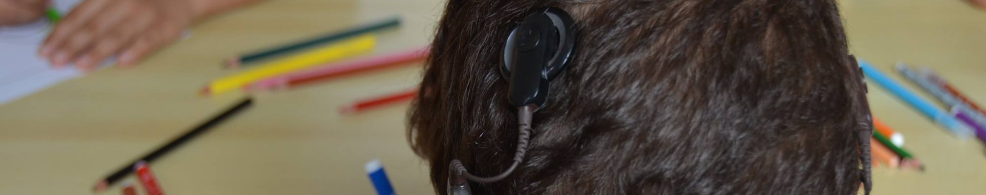 Das Bild zeigt den Kopf eines Kindes mit einem Cochlea-Implantat (CI).