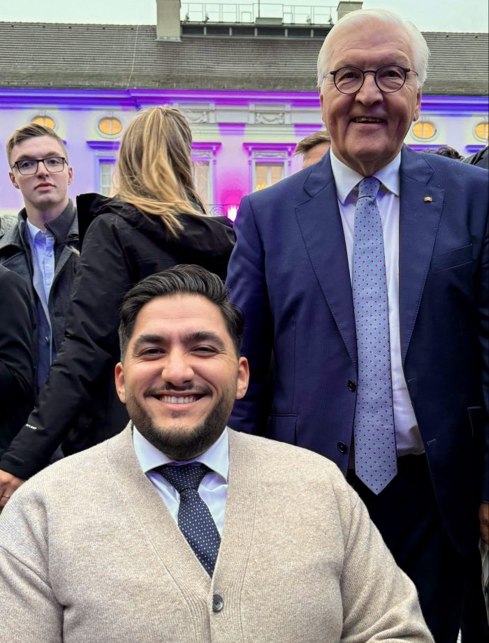 Ahmet mit Bundespräsident Frank-Walter Steinmeier im Garten des Schloss Bellevue.