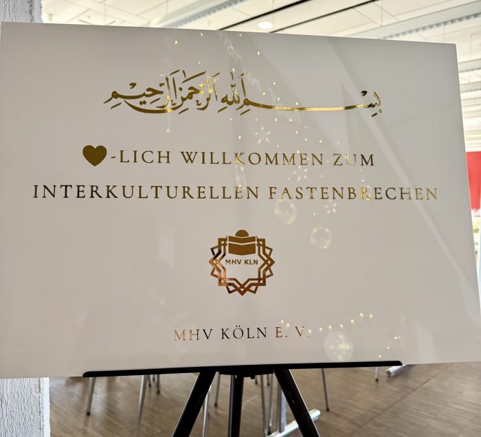 Ein Bild von einem Schild mit der Beschriftung: Herzlich Willkommen zum Fastenbrechen der MHV Köln.