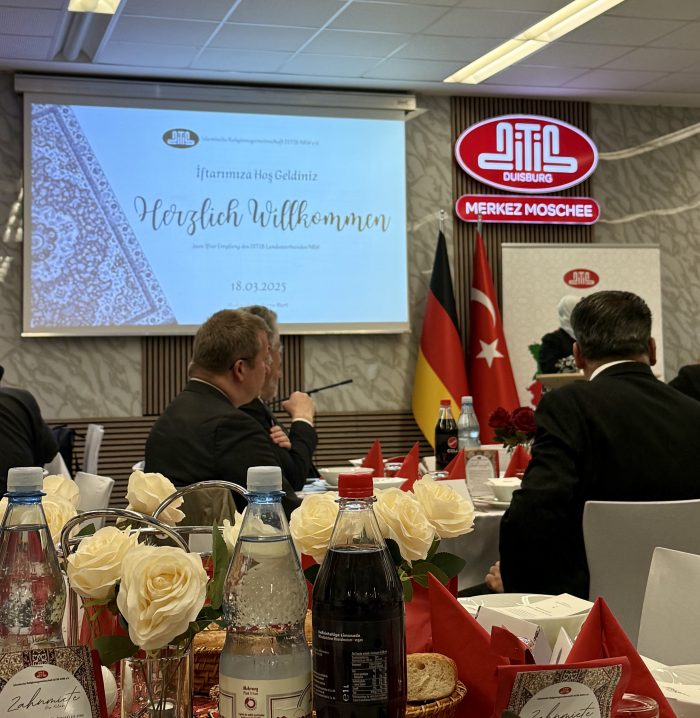 Ein Bild von der Eröffungsrede der DITIB in Duisburg.