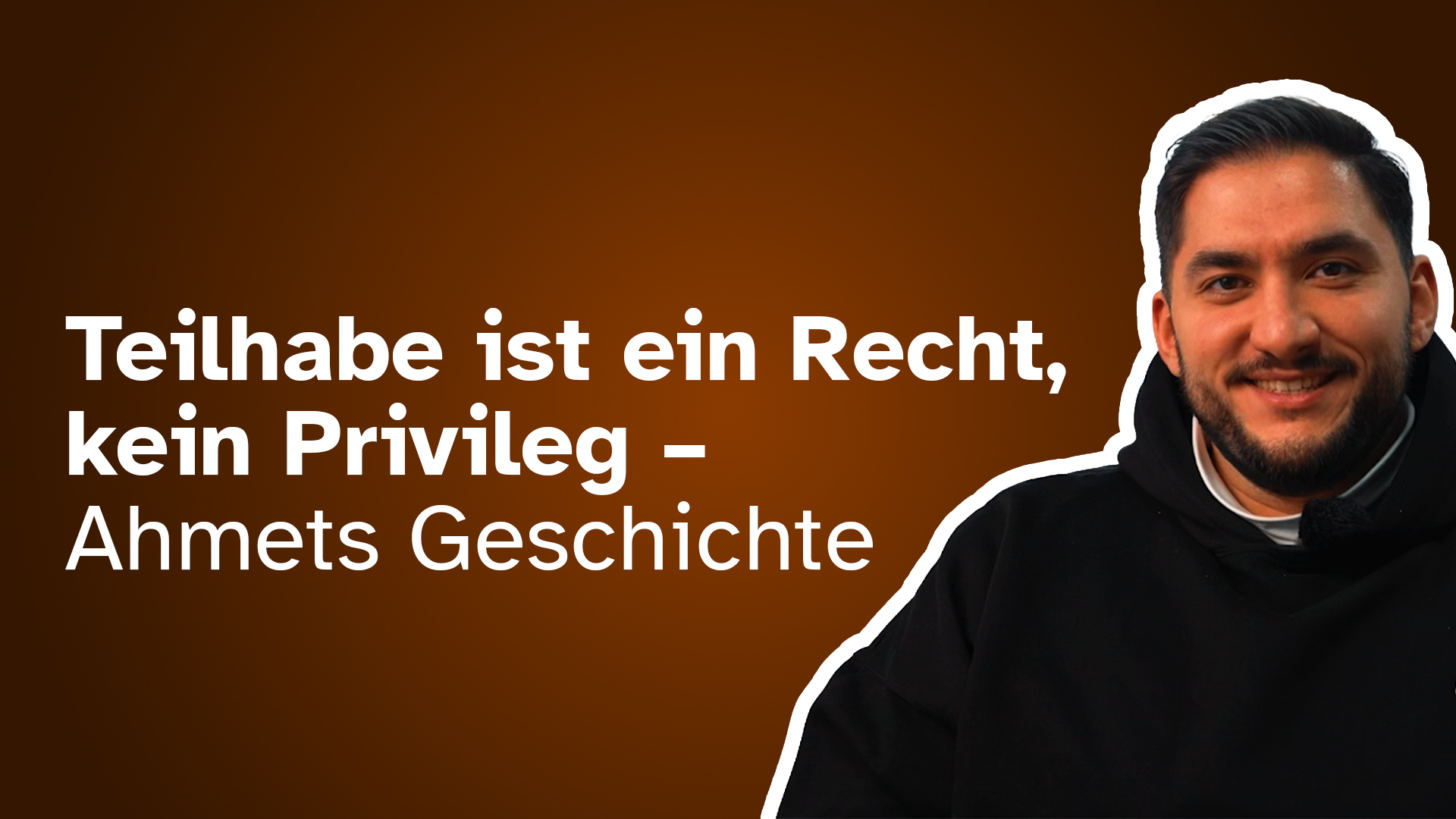 Ein Mann mit einem schwarzen Sweatshirt. Links von ihm wird der Titel eingeblendet 
