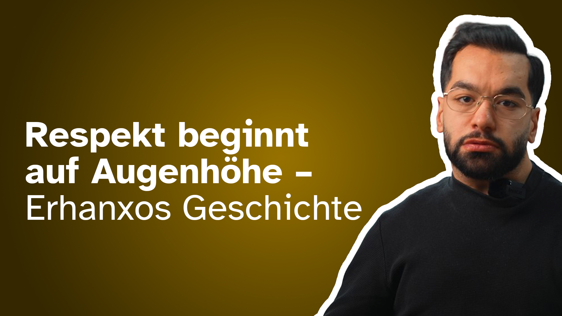 Ein Mann mit einem schwarzen Sweatshirt. Links neben ihm steht der Titel 